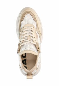 Beige sneaker van mesh en suède materialen, ronde neus, platte veters, logo aan de binnenkant. Flesje aan de achterkant en gelaagde zool voor stabiliteit en comfort.