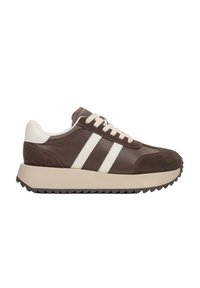 Brązowe skórzane i zamszowe sneakersy z białymi paskami, okrągłym czubkiem, teksturowaną podeszwą, sznurowanym przodem i kremowymi akcentami.