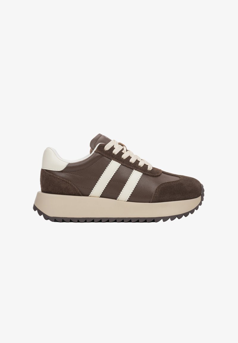 Brązowe skórzane i zamszowe sneakersy z białymi paskami, okrągłym czubkiem, teksturowaną podeszwą, sznurowanym przodem i kremowymi akcentami.