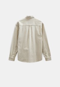 Langarmshirt in off-white met marineblauwe verticale strepen. Voorzien van een kraag, knoopmanchetten en een achterplooi voor extra bewegingsvrijheid.