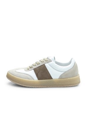 Sneaker con tomaia in pelle bianca e accenti in suede grigia, con una striscia in suede marrone. Suola in gomma testurizzata con un leggero plateau.