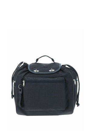 Sac en tissu noir à surface texturée, doté de deux fermetures éclair, d'une poignée supérieure et d'une poche avant. Dispose d'un rabat sécurisé avec des accents métalliques.