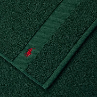 Σετ πετσετών σκούρου πράσινου χρώματος από υφαντό βαμβάκι με ομαλή μπορντούρα. Διαθέτει μικρό κόκκινο κεντημένο λογότυπο. Μαλακό, απορροφητικό και πλούσιο σε υφή σχέδιο.