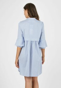 Himmelblau gestreiftes Kleid mit drei Viertel-Bellärmeln, tailliertem Oberteil und schwingendem Rock, gefertigt aus weichem Stoff mit glatter Textur.