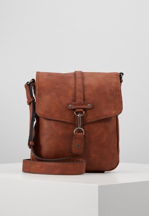 Brązowa skórzana torba na ramię z klapką, regulowanym paskiem, metalowymi dodatkami i teksturowanym wykończeniem. Kompaktowy, prostokątny kształt.