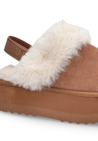 Sandalo con plateau in suede marrone, dotato di una fascia in pelliccia sintetica crema soffice, suola texturizzata e una fascia marrone con dettagli dorati.
