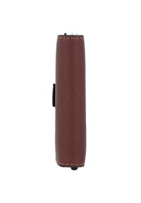 Cartera de cuero marrón con superficie texturizada, forma rectangular slim y botón de acento negro. Incluye costuras visibles a lo largo de los bordes.