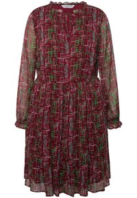 Langarmige, bordeauxrode jurk met een geometrisch patroon in groen, wit en blauw. Heeft een ruffled halslijn en een geraffineerde taille.