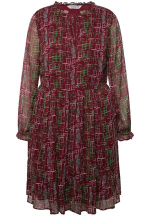 Robe bordeaux à manches longues avec un motif géométrique en vert, blanc et bleu. Présente un col volanté et une taille froncée.