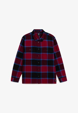 Camicia in flanella con un motivo a quadri rosso, nero e blu, dotata di due tasche frontali e chiusure a bottoni lungo la parte anteriore e sui polsini.