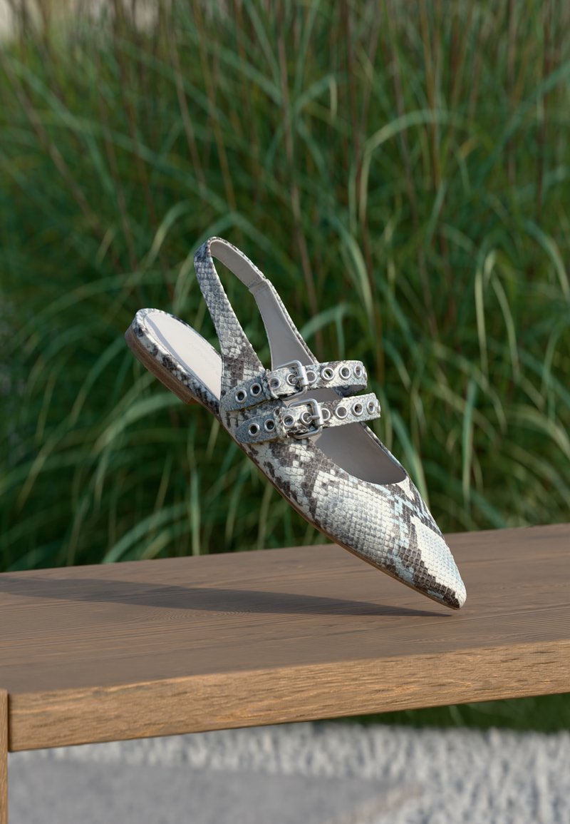 Γόβα slingback με μυτερή μύτη σε σχέδιο φίδι, με γκρι και λευκά χρώματα, διπλά λουράκια με κυκλικό μεταλλικό κόσμημα και επίπεδη ξύλινη σόλα.