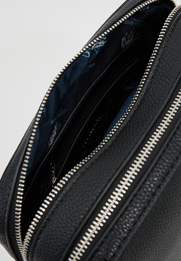 Bolso de cuero negro texturizado con cierre de cremallera, con forro interior azul oscuro y múltiples compartimentos internos para organizar.
