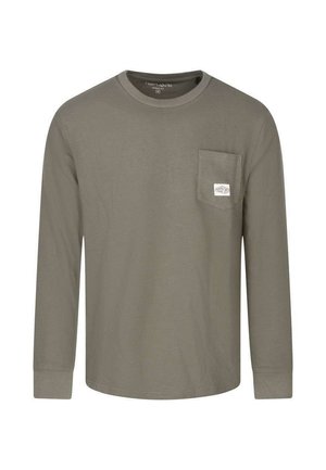 T-shirt à manches longues vert olive avec un col rond et une poche poitrine affichant un petit patch logo rectangulaire blanc.