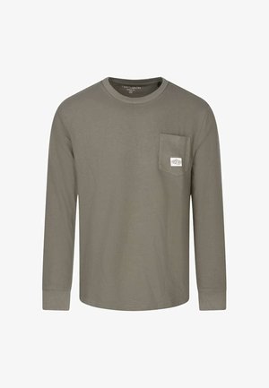 T-shirt à manches longues vert olive avec un col rond et une poche poitrine affichant un petit patch logo rectangulaire blanc.