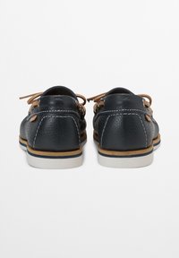 Marineblaue Lederloafer mit strukturierter Oberfläche, braunen Akzenten, kontrastierendem weißen Ziernähte und einer robusten Gummisohle. Die Rückansicht zeigt die Schnürdetails.