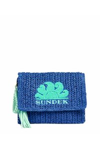 Borsa intrecciata blu con patta, caratterizzata da un motivo floreale verde e dal logo "SUNDEK". Include un accento di frangia verde menta. Superficie testurizzata.