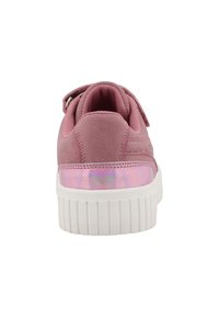 Różowe zamszowe sneakersy z białą teksturowaną podeszwą i irydującym akcentem na pięcie. Buty mają zaokrąglony tył i rzep.