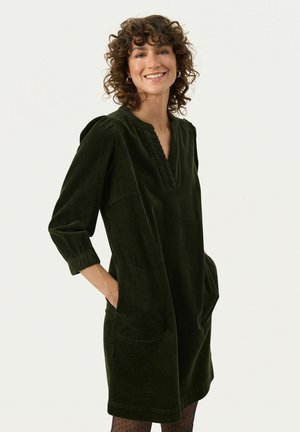 Abito in corda verde scuro con scollatura a V, maniche a tre quarti, tasche laterali e strisce verticali a trama.
