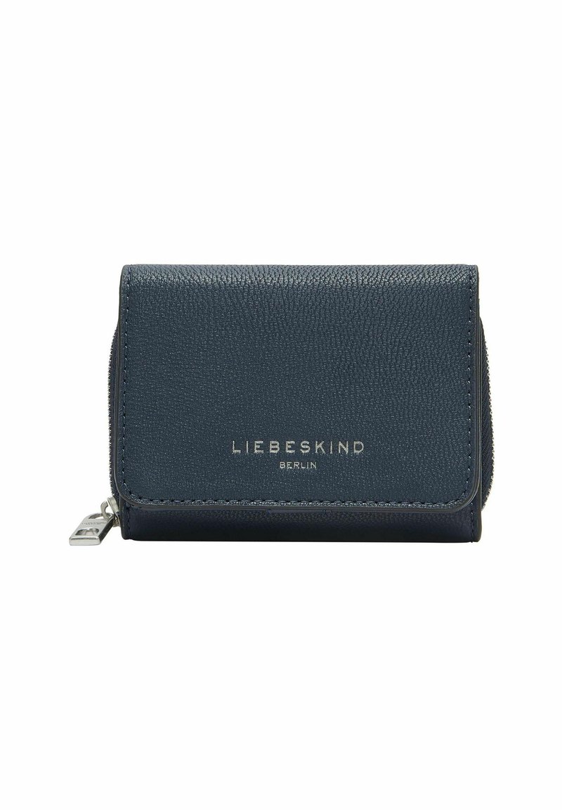 Granatowy skórzany portfel o fakturowanym wykończeniu, wyposażony w zamek błyskawiczny i srebrne tłoczone logo marki na froncie. Kompaktowy, prostokątny kształt.