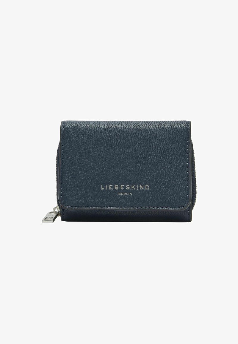 Granatowy skórzany portfel o fakturowanym wykończeniu, wyposażony w zamek błyskawiczny i srebrne tłoczone logo marki na froncie. Kompaktowy, prostokątny kształt.