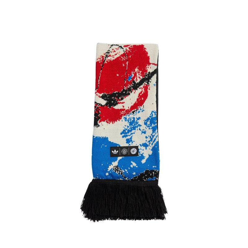 Sciarpa lavorata a maglia con motivo astratto in rosso, blu, nero e bianco, toppa con logo e frange nere a un'estremità.