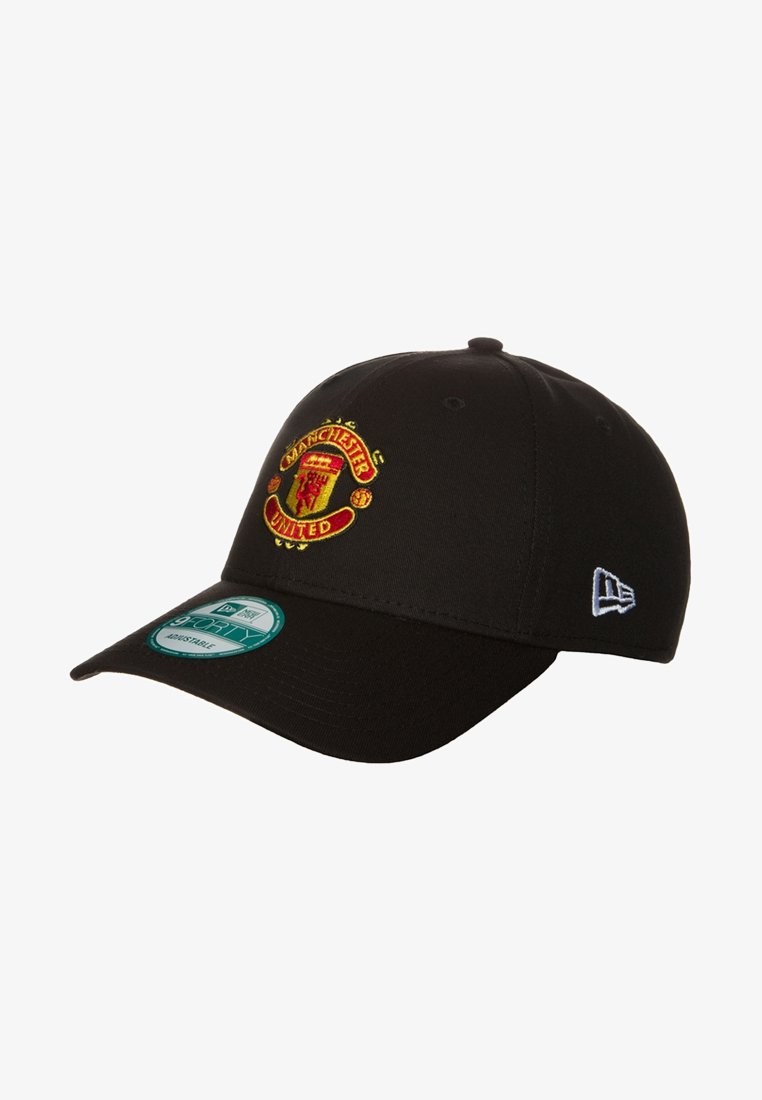 Schwarze Baseballmütze mit gesticktem Manchester United-Logo in Rot und Gelb, mit einem gebogenen Schirm und einem verstellbaren Riemen auf der Rückseite.