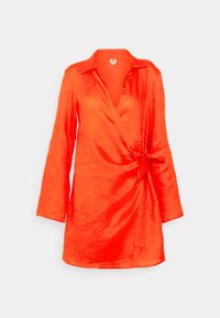 Kietof dress in bright orange, valmistettu kiiltävästä kankaasta. Siinä on kaulus, pitkät hihet ja solmukohta vyötäröllä.