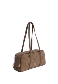 Bolso marrón acolchado con dos compartimentos con cremallera, asas cortas a juego y herrajes dorados. Textura suave y forma rectangular.