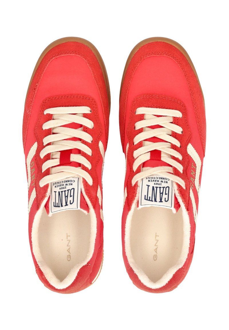 Rode sneakers met een bovenwerk van suède en gaas, crème-kleurige veters en een rubberen zool. Bevat het merkniveau en contrasterende zijstrepen.