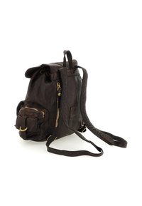 Zaino in pelle marrone scuro con spallacci regolabili, tasca frontale con zip e piccola tasca laterale con fibbia, mostrato su sfondo bianco.