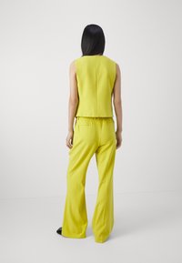 DKNY HIGH WAIST FLARE PANT - Kalhoty - citrine