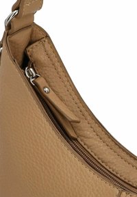 Tasche aus braunem Leder mit strukturierter Oberfläche, Reißverschlusstasche und kontrastierendem Reißverschlussanhänger. Enthält Akzente aus silberfarbenem Metall.