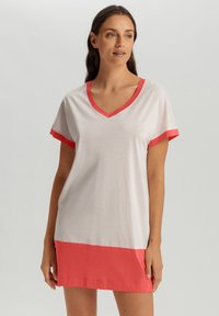 Abito tunica a maniche corte in cotone grigio chiaro con accenti corallo sul collo a V e sulle maniche, dotato di un orlo inferiore corallo uniforme.