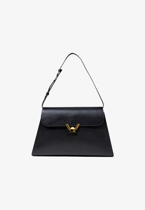 Borsa a tracolla in pelle nera con un design strutturato, caratterizzata da una chiusura centrale dorata lucida e una tracolla regolabile.