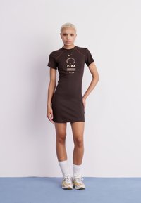 Nike Sportswear DRESS FEMME  - Dzsörzéruha - brown