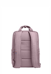 Rosa Stoffrucksack mit gepolstertem Rücken und Trägern, vorne mit dem Logo "CREATE AN IMPACT", seitlicher Reißverschlusstasche und strukturierten Akzenten.