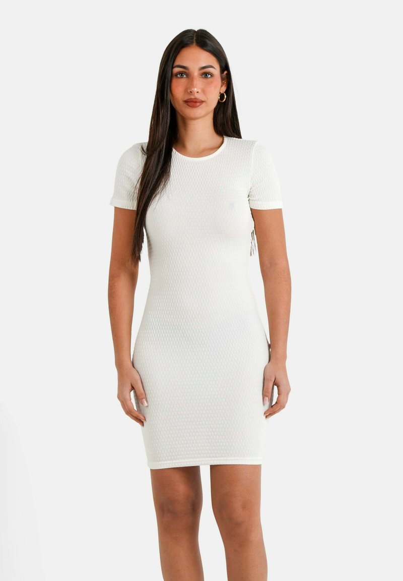 Weißes, eng anliegendes Kleid mit kurzen Ärmeln, strukturiertem Stoff, der ein dezentes Rautenmuster aufweist, Rundhalsausschnitt und einer Länge bis zur Mitte des Oberschenkels.