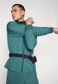 New Balance ESSENTIALS - Løbejakker - new spruce