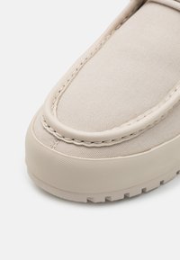 Calvin Klein Jeans LUGGED HYBRID APRON LACEUP - Stringate sportive - triple eggshell