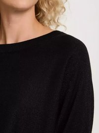 Czarny sweter dzianinowy z szerokim dekoltem i teksturowanym materiałem. Posiada miękkie, połyskujące wykończenie oraz luźny krój, podkreślający prosty design.