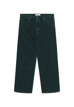 Jeans en denim vert foncé à jambes larges avec fermeture à bouton et à zip, poches avant et passants de ceinture, posés à plat sur un fond blanc.