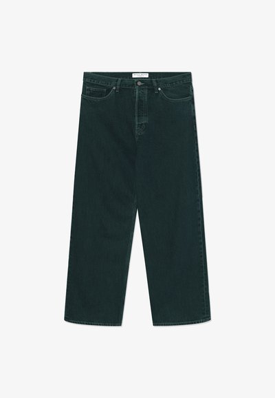 Jeans de mezclilla de pierna ancha verde oscuro con cierre de botón y cremallera, bolsillos frontales y pasadores para cinturón, extendidos sobre un fondo blanco.