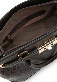 Borsa a mano in pelle marrone scuro con trama, chiusura in metallo color oro, manico singolo e fodera interna beige con tasca interna con cerniera.