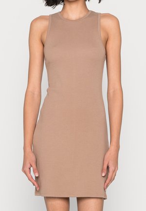 Mouwloze, aansluitende beige jurk met ribstructuur en een ronde hals, gedragen door een staande persoon, korter dan kniehoogte, tegen een effen achtergrond.