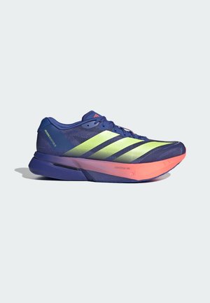 Chaussure de course bleu marine avec des bandes jaune fluo et une semelle couleur corail, vue de côté sur un fond uni.