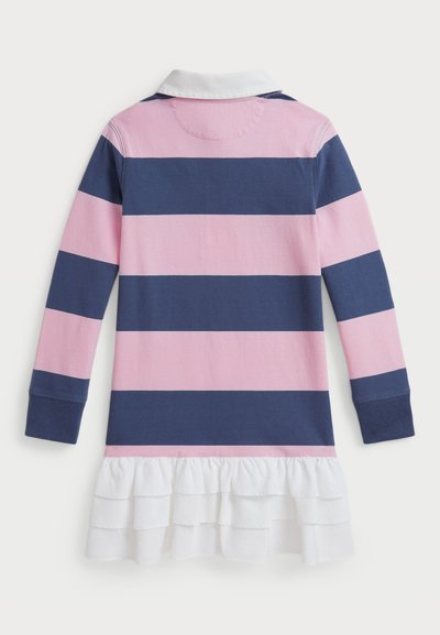 Vestido de manga larga con rayas alternas en rosa y marino, un cuello blanco y un dobladillo blanco con volantes en la parte inferior. Tela de algodón.
