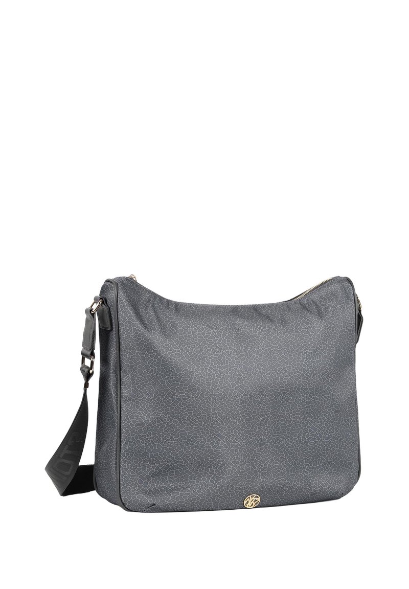 Borsa sintetica grigia con superficie texture, dotata di chiusura con zip e tracolla regolabile. Accento con logo dorato sul davanti.