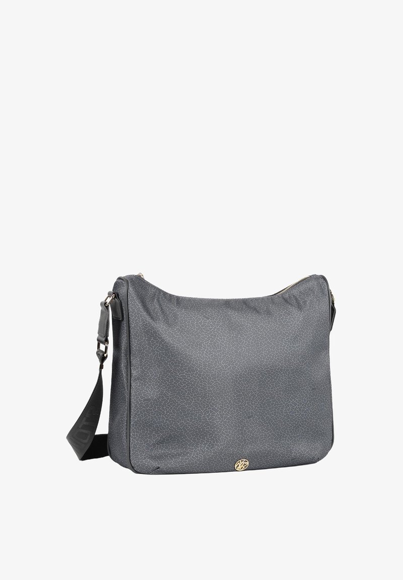 Borsa sintetica grigia con superficie texture, dotata di chiusura con zip e tracolla regolabile. Accento con logo dorato sul davanti.