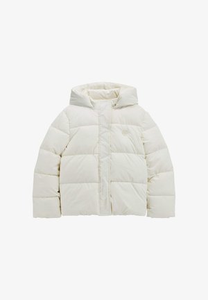 Chaqueta de plumas crema con capucha, diseño acolchado horizontal, cierre frontal completo y un pequeño logotipo en el área del pecho izquierdo.