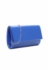 Modrý lakovaný kožený psaníčko s ohybem a stříbrným řetízkem, s hladkým, lesklým povrchem a strukturovaným obdélníkovým tvarem.